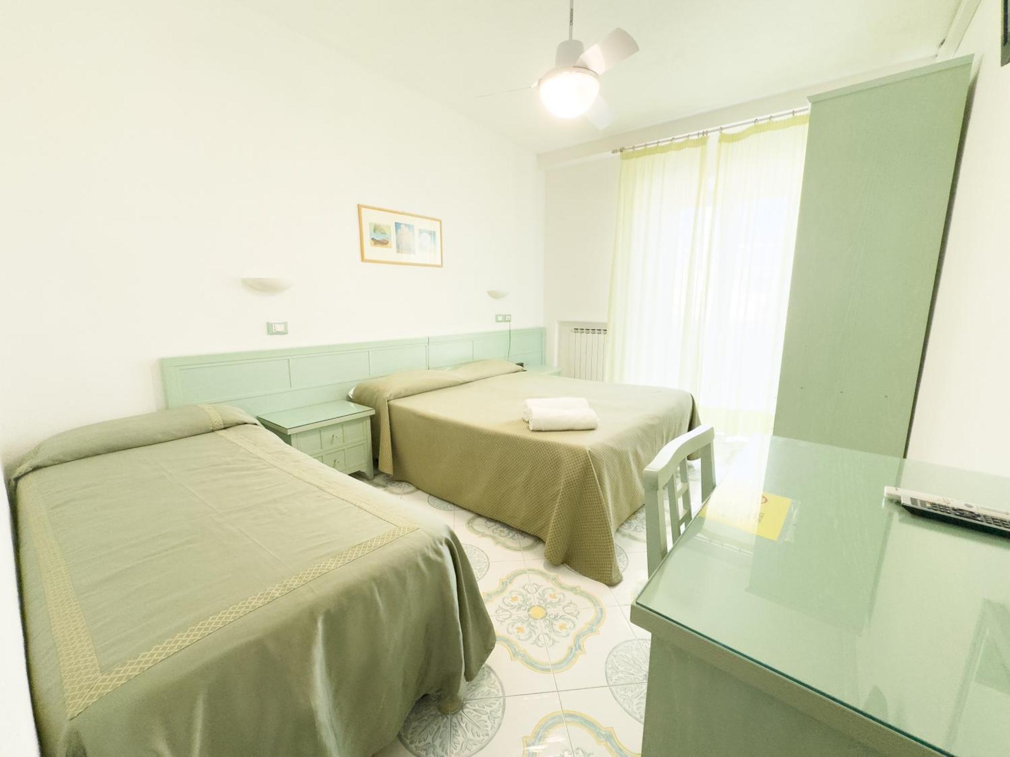 Hotel Parco Cartaromana อีสเกีย ภายนอก รูปภาพ